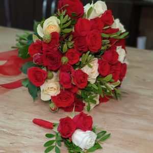 Элегантный букет с розами Кения и зеленью фисташки купить с доставкой в Гомеле