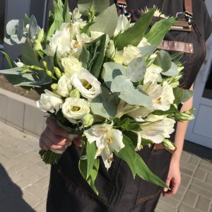 Легкий свадебный букет невесты с фрезией и эвкалиптом купить с доставкой в Гомеле