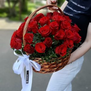 Букет роз в корзине который долго стоит купить в Гомеле | Fizalis.by