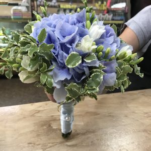 Нежный свадебный букет с гортензией и фрезией купить с бутоньеркой в подарок в Гомеле