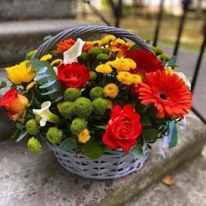 универсальный букет в декоративной корзине