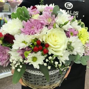 Пышный букет в корзинке на выписку из роддома купить в Гомеле | Fizalis.by
