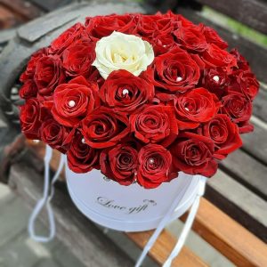 Стильный букет в коробке на свидание купить в Гомеле | Fizalis.by