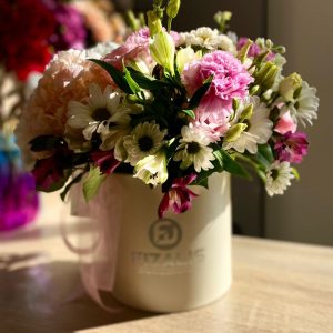 Букет 113 в шляпной коробке с гортензией хризантемой и альстромерией купить в Гомеле | Физалис