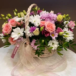 Букет 94 в корзине с лизиантусом розами и фисташкой купить в Гомеле | Fizalis.by