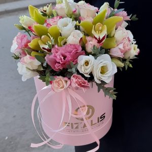 Букет 95 с орхидеей цимбидиум лизиантусом и розами в коробке купить в Гомеле | Fizalis.by