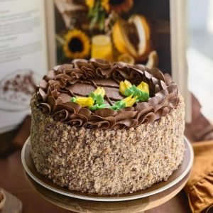 Торт Киевский классический на праздничном блюде. Воздушно-ореховые коржи, крем Шарлотт и крошка арахиса.